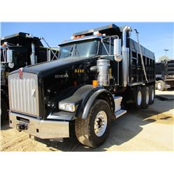 2015 KENWORTH T800 DUMP, VIN/SN:1NKDGGGG70J485142 - TRI-AXLE, GLIDER KIT, 475 HP CAT C15 ENGINE, 8LL