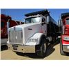 Image 1 : 2010 KENWORTH T800 DUMP, VIN/SN:1NKDL40X4AJ263101 - TRI-AXLE, 485 HP CUMMINS ISX ENGINE, 13 SPEED TR