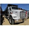 Image 2 : 2010 KENWORTH T800 DUMP, VIN/SN:1NKDL40X4AJ263101 - TRI-AXLE, 485 HP CUMMINS ISX ENGINE, 13 SPEED TR