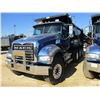 Image 1 : 2009 MACK GU713 DUMP, VIN/SN:1M2AX09C29M007238 - TRI-AXLE, 425HP MACK MP8 425M ENGINE, 10 SPPED TRAN