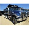 Image 2 : 2009 MACK GU713 DUMP, VIN/SN:1M2AX09C29M007238 - TRI-AXLE, 425HP MACK MP8 425M ENGINE, 10 SPPED TRAN