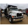 Image 2 : 2007 MACK CV713 DUMP, VIN/SN:1M2AG11Y37M060623 - TRI-AXLE, AMI-370 MACK DIESEL ENGINE, 10 SPEED TRAN