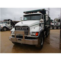 2005 MACK CV713 DUMP, VIN/SN:1M2AG11C45M022075 - TRI-AXLE, 310 HP MACK DIESEL ENGINE, MACK T310 10 S
