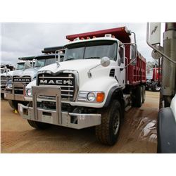 2006 MACK CV713 DUMP, VIN/SN:1M2AG11C66M043494 - AMI 335 ENGINE, 10 SPEED TRANS, CAMELBACK SUSP, 18,