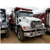 Image 2 : 2006 MACK CV713 DUMP, VIN/SN:1M2AG11C66M043494 - AMI 335 ENGINE, 10 SPEED TRANS, CAMELBACK SUSP, 18,
