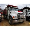 Image 2 : 2005 MACK CV13 DUMP, VIN/SN:1M2AG11C05M016628 - AMI 370 ENGINE, 10 SPEED TRANS, CAMELBACK SUSP, 18,0