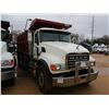 Image 2 : 2004 MACK CV713 DUMP, VIN/SN:1M2AG11C84M009196 - TRI-AXLE, Al 427 MACK DIESEL ENGINE, 8LL TRANS, 44K