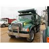 Image 1 : 2002 MACK CV713 DUMP, VIN/SN:1M2AG11C52M002428 - TRI-AXLE, 427 HP MACK E7-427 DIESEL ENGINE, 9LL TRA