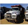 Image 1 : 2002 MACK RD688S DUMP, VIN/SN:1M2P324C32M060366 - TRI-AXLE, E7-460 MACK DIESEL ENGINE, ALL TRANS, 44