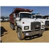 Image 2 : 2002 MACK RD688S DUMP, VIN/SN:1M2P324C32M060366 - TRI-AXLE, E7-460 MACK DIESEL ENGINE, ALL TRANS, 44