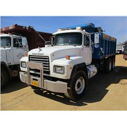 2001 MACK RD688S DUMP, VIN/SN:1M2P267C91M058030 - T/A, MACK E7-350 ENGINE, 8LL TRANS, 15' WARREN STE