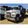 Image 1 : 2001 MACK RD688S DUMP, VIN/SN:1M2P267C91M058030 - T/A, MACK E7-350 ENGINE, 8LL TRANS, 15' WARREN STE