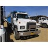 Image 2 : 2001 MACK RD688S DUMP, VIN/SN:1M2P267C91M058030 - T/A, MACK E7-350 ENGINE, 8LL TRANS, 15' WARREN STE