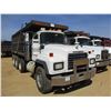 Image 2 : 2001 MACK RD688S DUMP, VIN/SN:1M2P267CX1M058036 - TRI AXLE, E7-350 MACK ENGINE, 8LL TIRES, 44K REARS