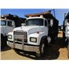 Image 1 : 1999 MACK RD688S DUMP, VIN/SN:1M2P267C0XM040735 - TRI-AXLE, E7-350 MACK DIELSE ENGINE, 8LL TRANS, 16