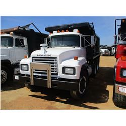 1999 MACK RD688S DUMP, VIN/SN:1M2P267C8XM045682 - TRI-AXLE, E7-350 MACK DIELSE ENGINE, 8LL TRANS, EN