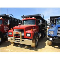 1998 MACK RD688S DUMP, VIN/SN:1M2P270C7WM037684 - TRI-AXLE, MACL E7-400E DIESEL ENGINE, 8LL TANS, 44
