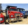 Image 2 : 1998 MACK RD688S DUMP, VIN/SN:1M2P270C7WM037684 - TRI-AXLE, MACL E7-400E DIESEL ENGINE, 8LL TANS, 44