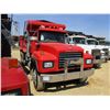 Image 2 : 1993 MACK DUMP, VIN/SN:1M2P264C5PM012224 - T/A, 300 HP MACK DIESEL ENGINE, 8LL TRANS, 40K REARS, 18K