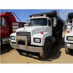 1993 MACK RD688S DUMP, VIN/SN:2M2P267C6PC014267 - TRI-AXLE, MACK DIESEL ENGINE, 8LL TRANS, 44K REAR,