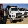 Image 2 : 1993 MACK RD688S DUMP, VIN/SN:2M2P267C6PC014267 - TRI-AXLE, MACK DIESEL ENGINE, 8LL TRANS, 44K REAR,