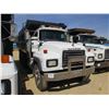 Image 2 : 1993 MACK RD688S DUMP, VIN/SN:2M2P267C8PC014268 - TRI-AXLE, MACK DIESEL ENGINE, 8LL TRANS, 44K REARS