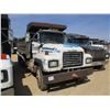 Image 2 : 1992 MACK RD688S DUMP, VIN/SN:1M2P267Y9NM011680 - T/A, MACK DIESEL ENGINE, 9 SPEED TRANS, 16' OX BOD