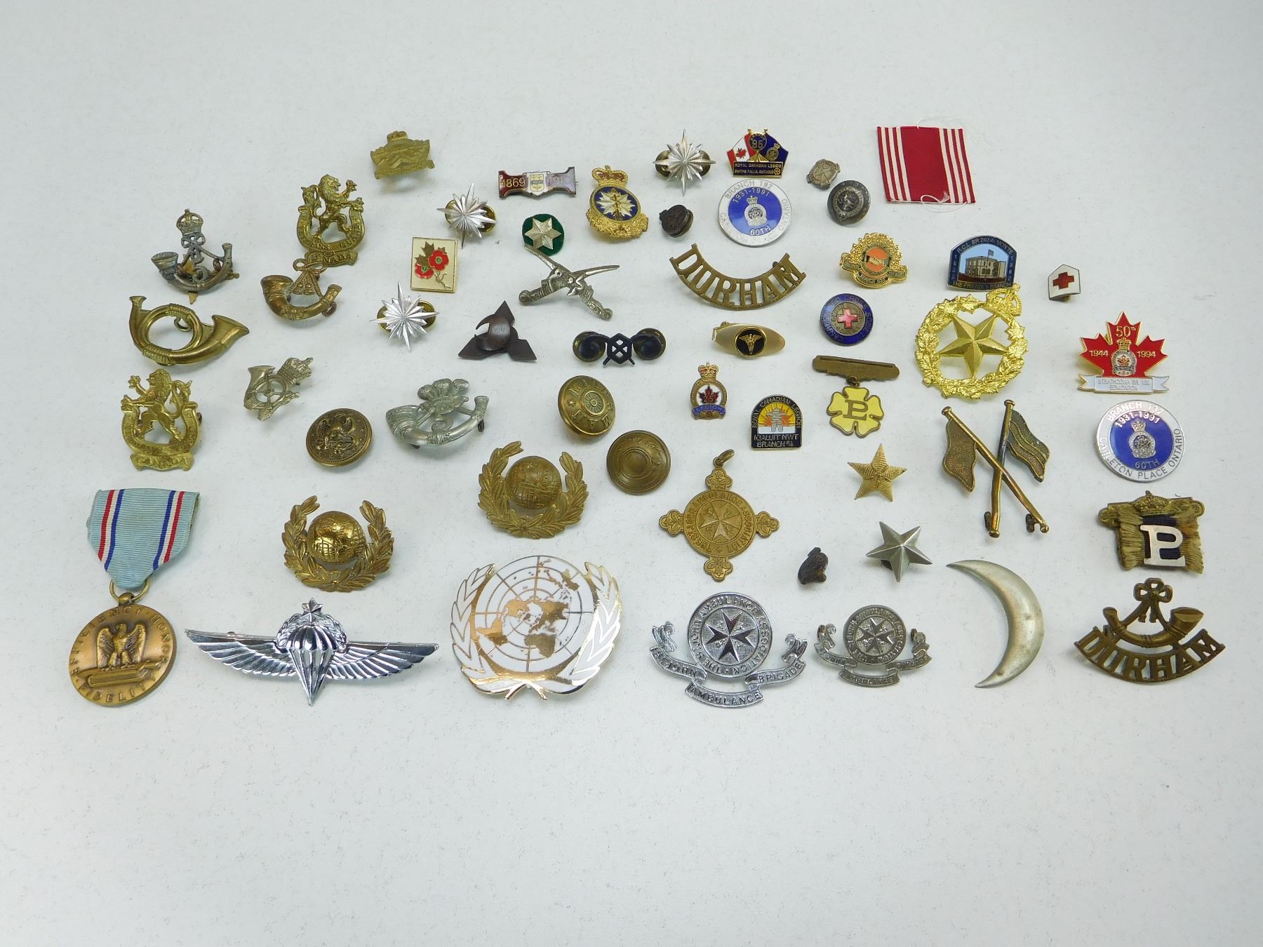 ASSORTED MILITARY PINS AND BADGES