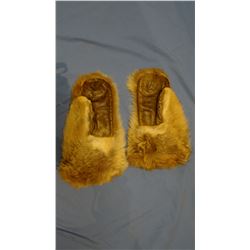 Coyote fur mittens