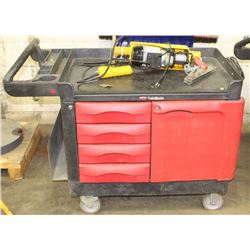 RUBBERMAID TRADEMASTER ROLLING ENCLOSED CART