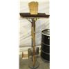 Image 1 : LOT OF 3 BROOMS AND SCOOP SHOVEL ON RACK