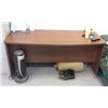 Image 2 : LARGE OFFICE DESK WITH HUTCH