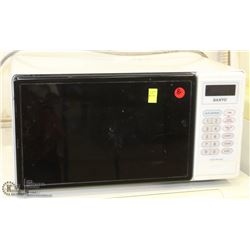 SANYO 990W MICROWAVE OVEN