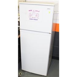 SUNBEAM APARTMENT SIZE FRIDGE FREEZER COMBO