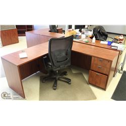 LOT OF 3 MATCHING CORNER OFFICE DESKS WITH