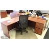 Image 1 : LOT OF 3 MATCHING CORNER OFFICE DESKS WITH
