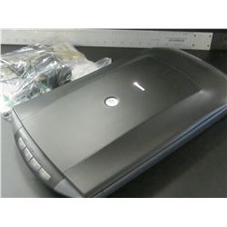 Canon 4200f Scanner / comes with all cables and manual