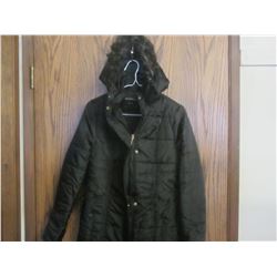 New Women's Winter Coat / size Med. Black