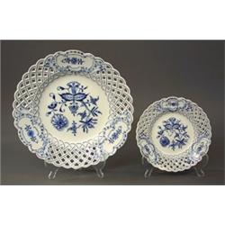 A fruit dish and 8 plates