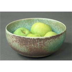 A bowl and 4 apples