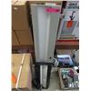 Image 1 : 2 Fluorescent Light Fixtures