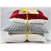 Image 1 : BUNDLE OF 3 DECORATIVE STAGING PILLOWS