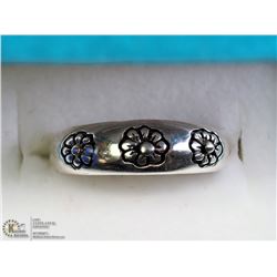 26) STERLING SILVER RING WITH FLOWER DESIGN