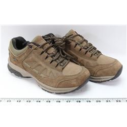 BRAND NEW WOMENS HIKING SHOES SIZE 9
