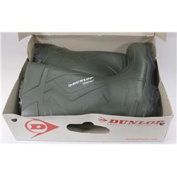 DUNLOP SIZE 9 RUBBER BOOTS.