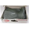 Image 1 : DUNLOP SIZE 9 RUBBER BOOTS.