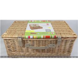 4 PERSON PICNIC HAMPER.