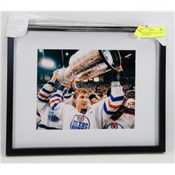 WAYNE GRETZKY STANLEY CUP FRAMED PHOTO