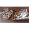 Image 1 : BOX OF COLLECTIBLE GLASS AND ORNAMENTS AND FROGS