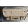 Image 2 : THREE VINTAGE SUITCASES
